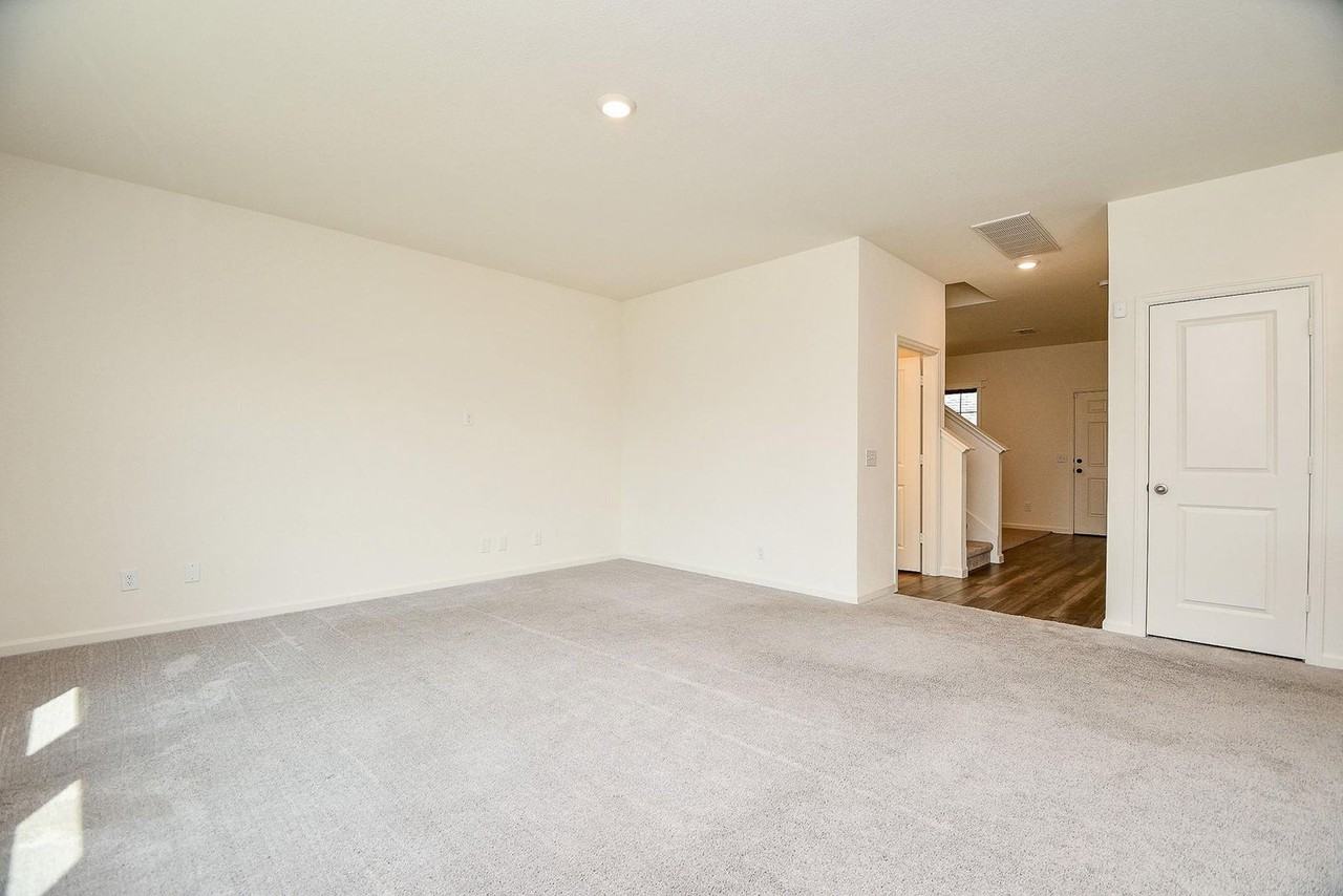 13526 Kinsman Rd - Photo 7 of 32