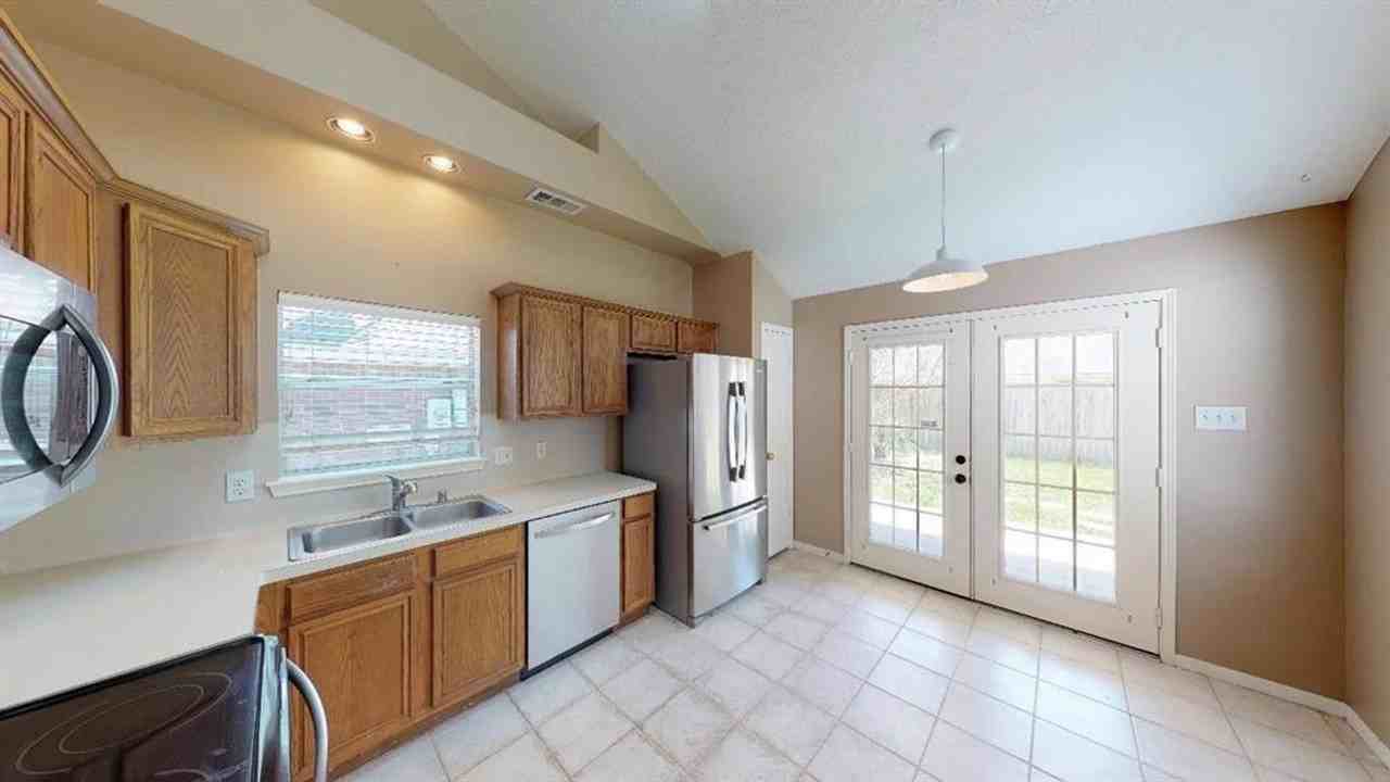 1410 Chesterpoint Dr - Photo 2 of 12