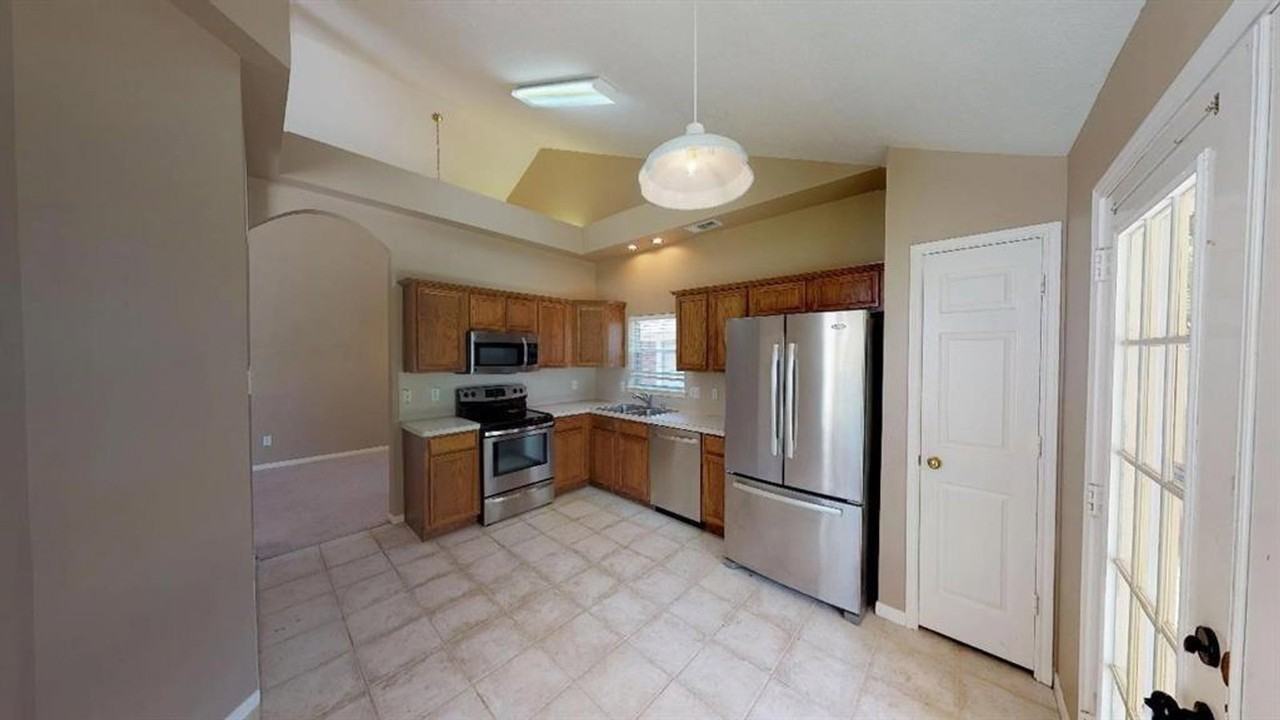 1410 Chesterpoint Dr - Photo 3 of 12