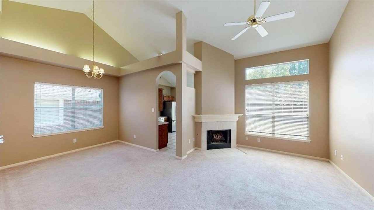 1410 Chesterpoint Dr - Photo 4 of 12