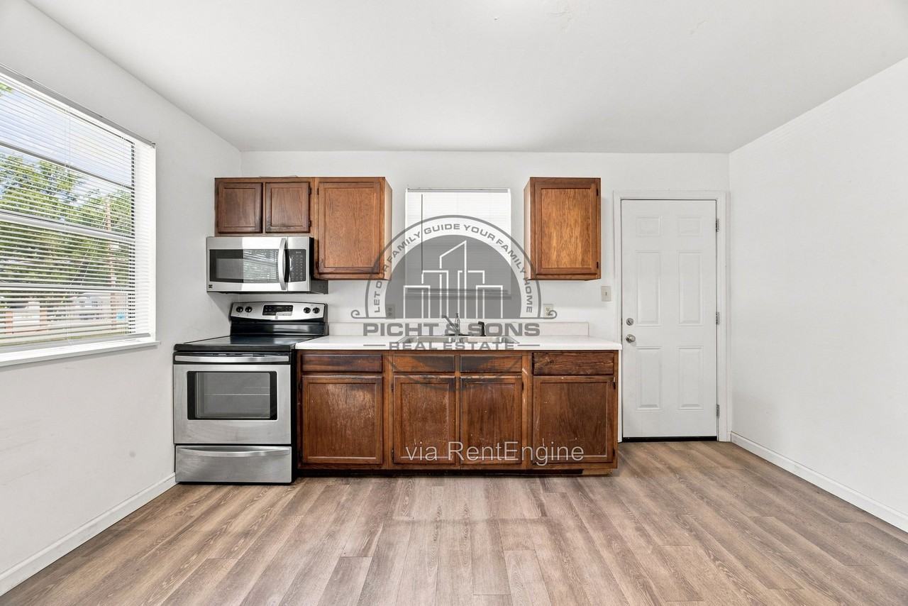 1505 Joe Louis St - Photo 4 of 12