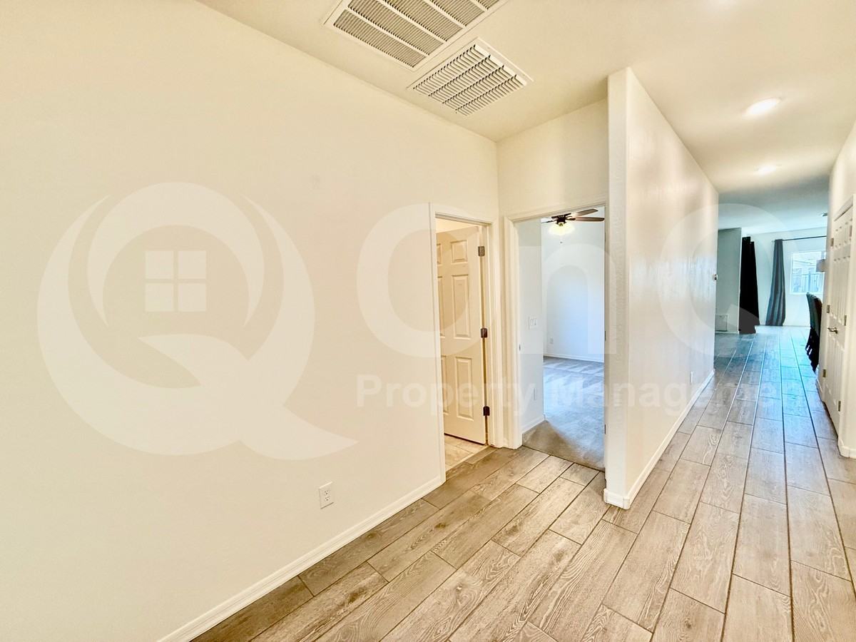 8824 S 41st Dr - Photo 4 of 29
