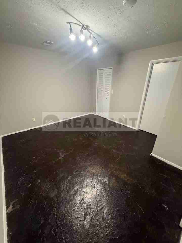 468 N Limestone #7 - Photo 6 of 8