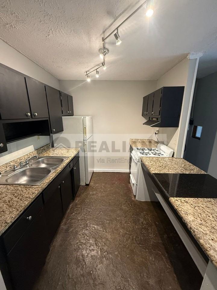 468 N Limestone #7 - Photo 7 of 8