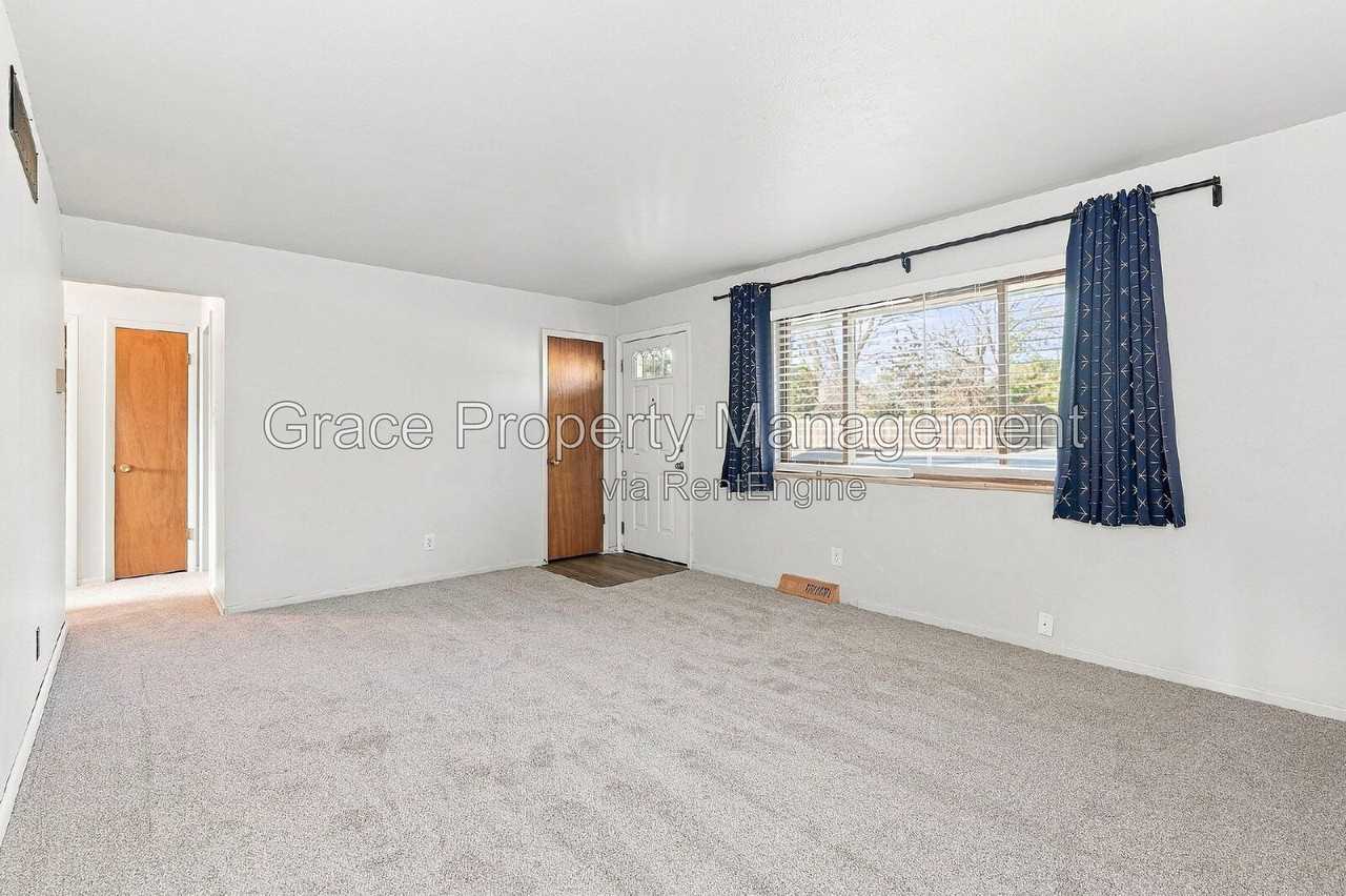 852 S Quail Way - Photo 3 of 24