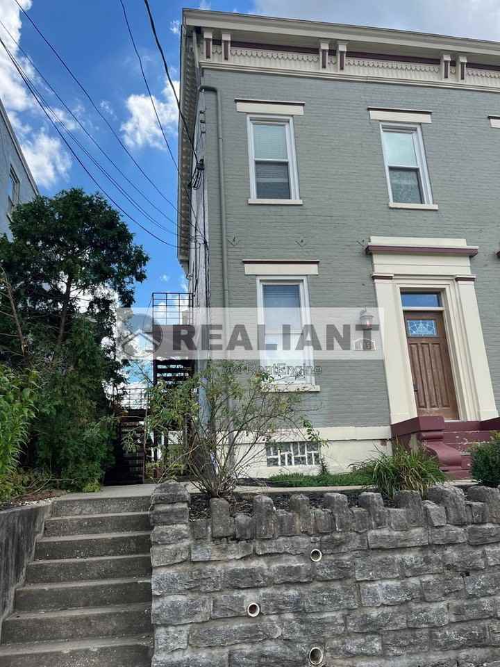 115 E 8th St - Photo 3 of 31