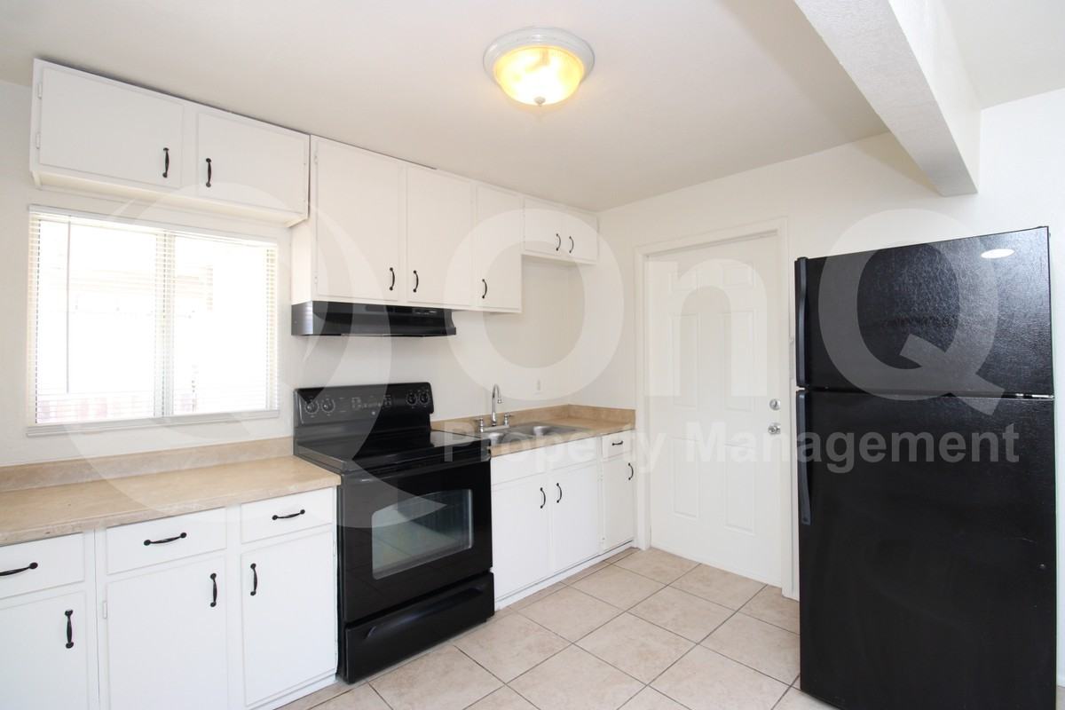 2202 N 23rd Pl #B - Photo 3 of 11