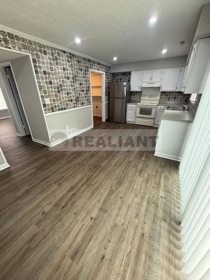 3107 Glenridge Cir - Photo 3 of 11
