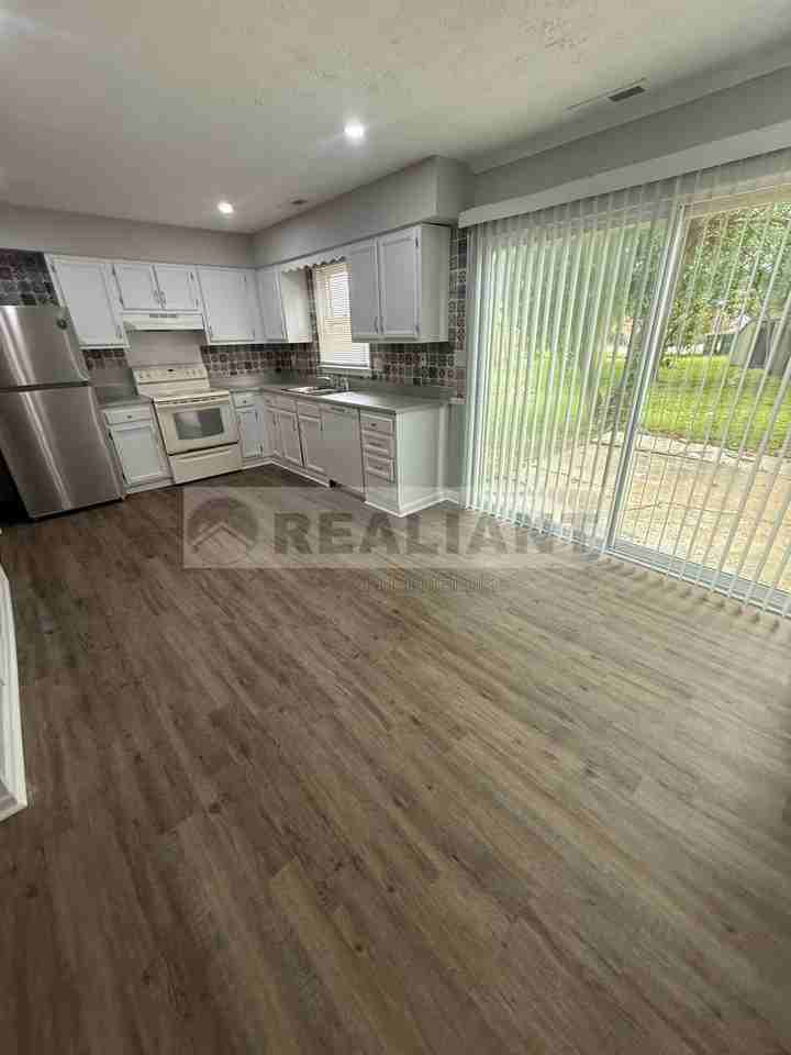 3107 Glenridge Cir - Photo 4 of 11