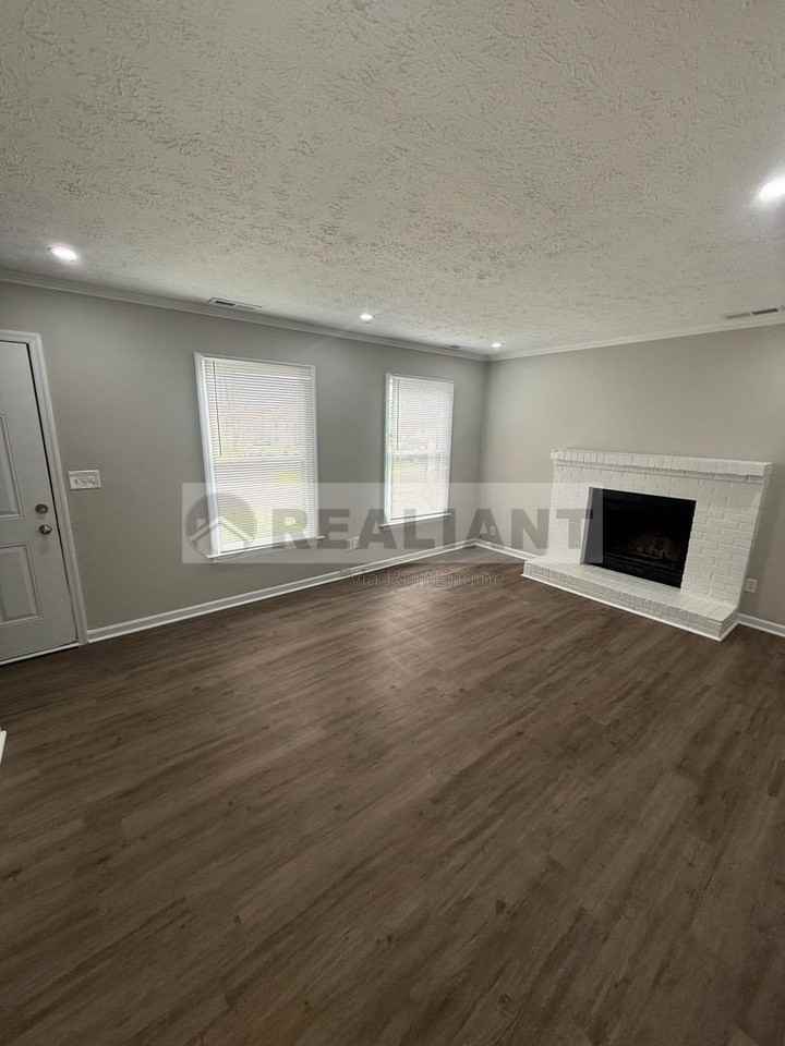 3107 Glenridge Cir - Photo 5 of 11
