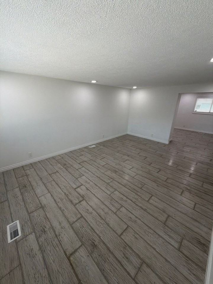 1085 Saville Ave - Photo 2 of 37