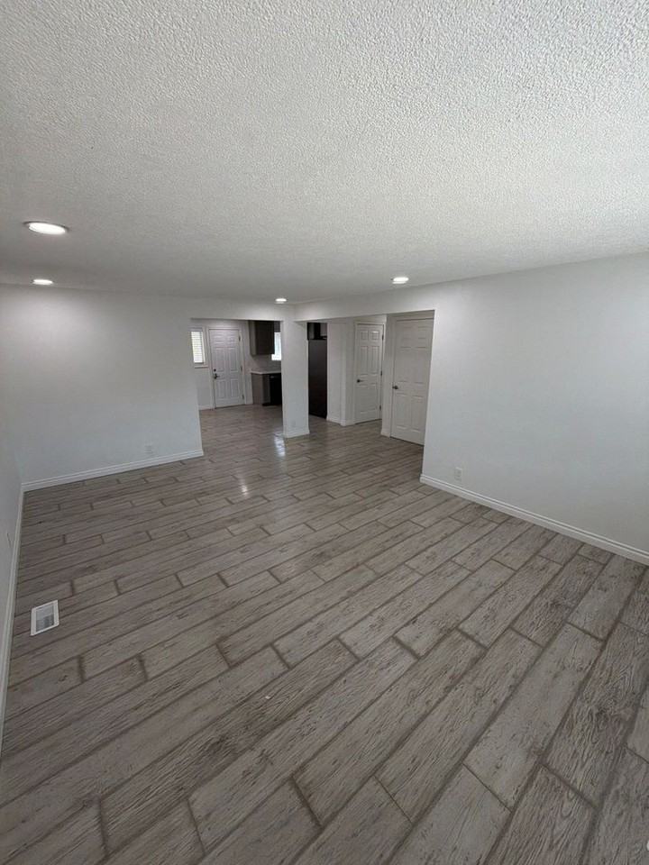 1085 Saville Ave - Photo 3 of 37