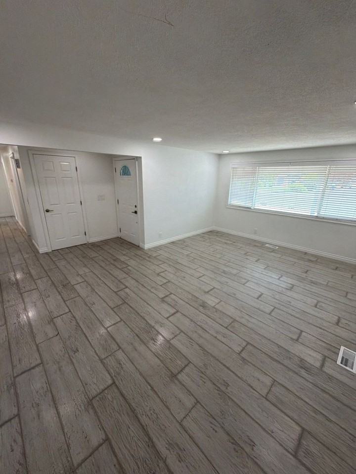 1085 Saville Ave - Photo 5 of 37