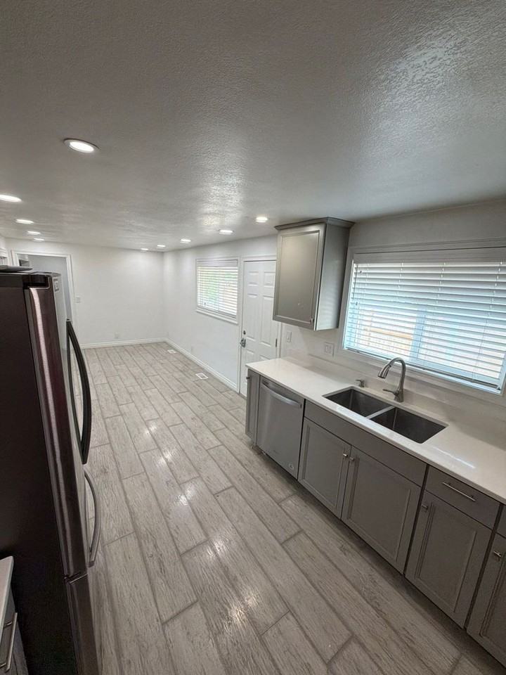 1085 Saville Ave - Photo 7 of 37