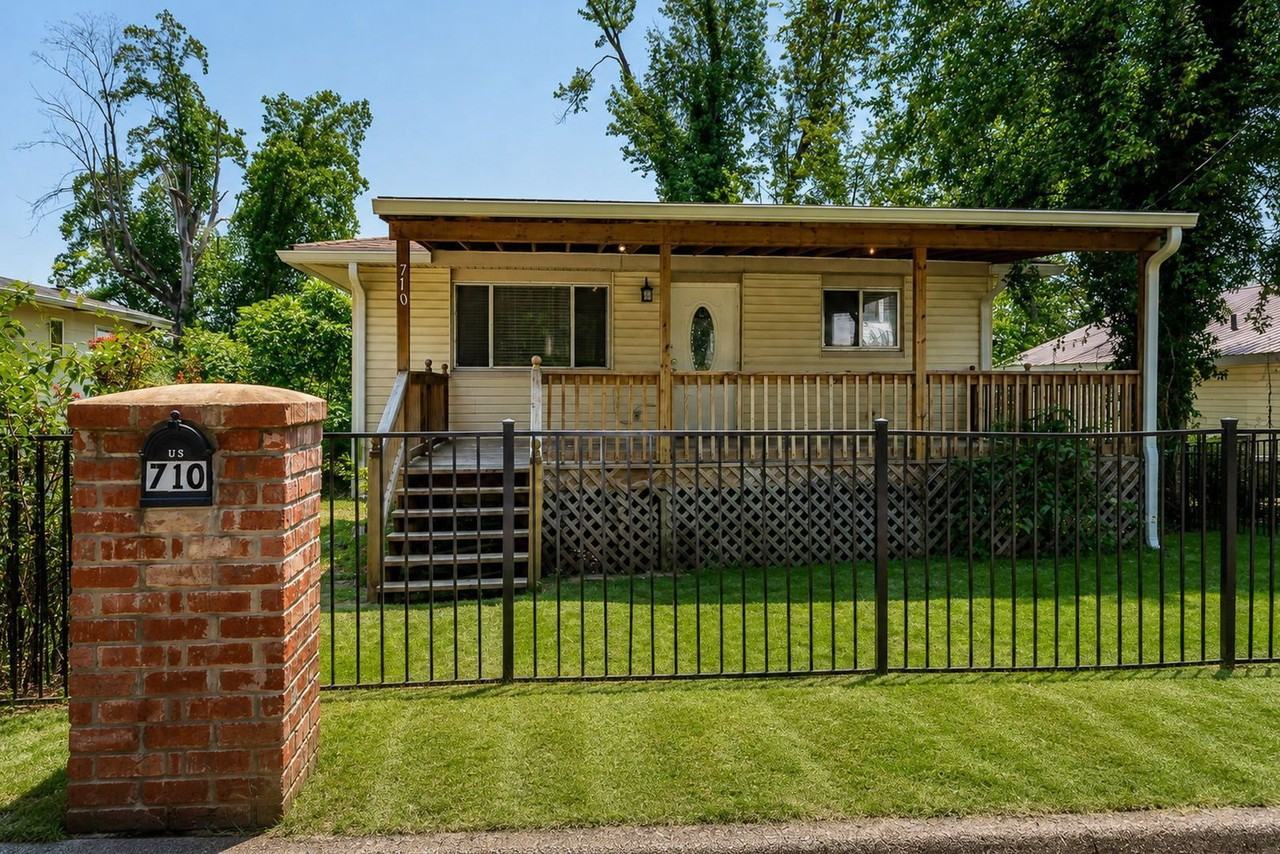 710 Moore St - Photo 3 of 21