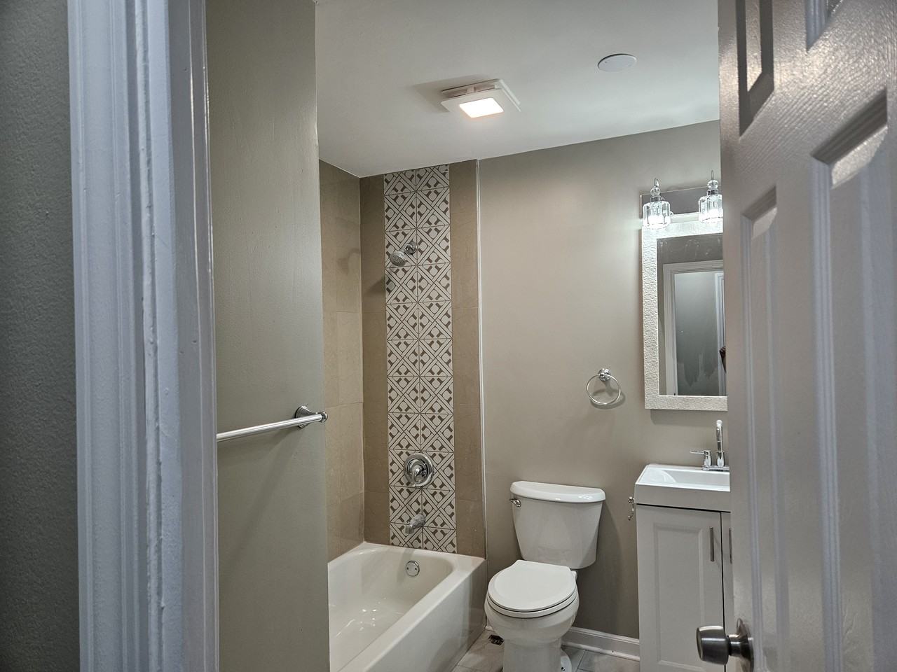1020 South Park Boulevard - Photo 3 of 12