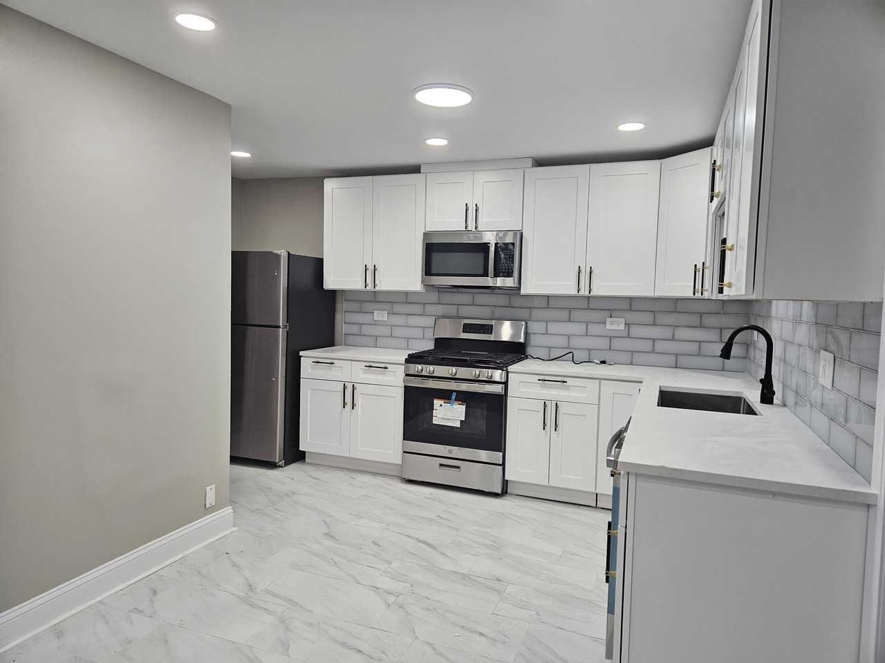 1020 South Park Boulevard - Photo 4 of 12