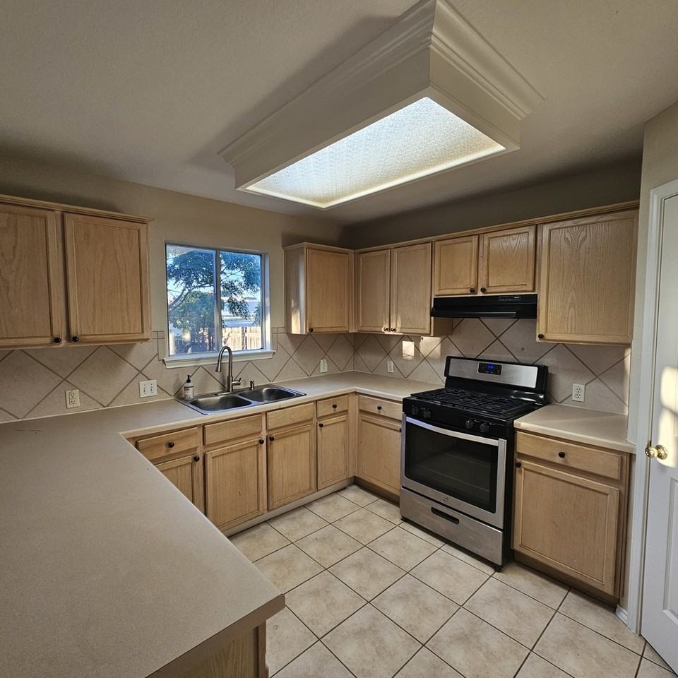 1123 Apollo Ln - Photo 7 of 24