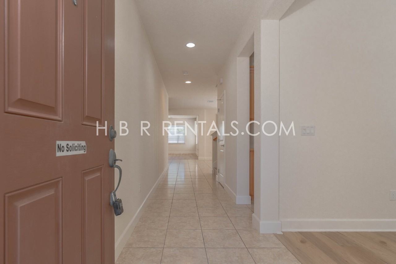 547 W Campania Way - Photo 4 of 42