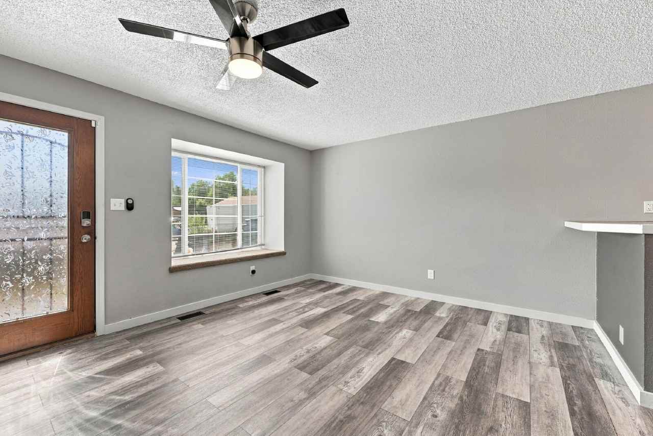 4031 Shelley Ave - Photo 4 of 34