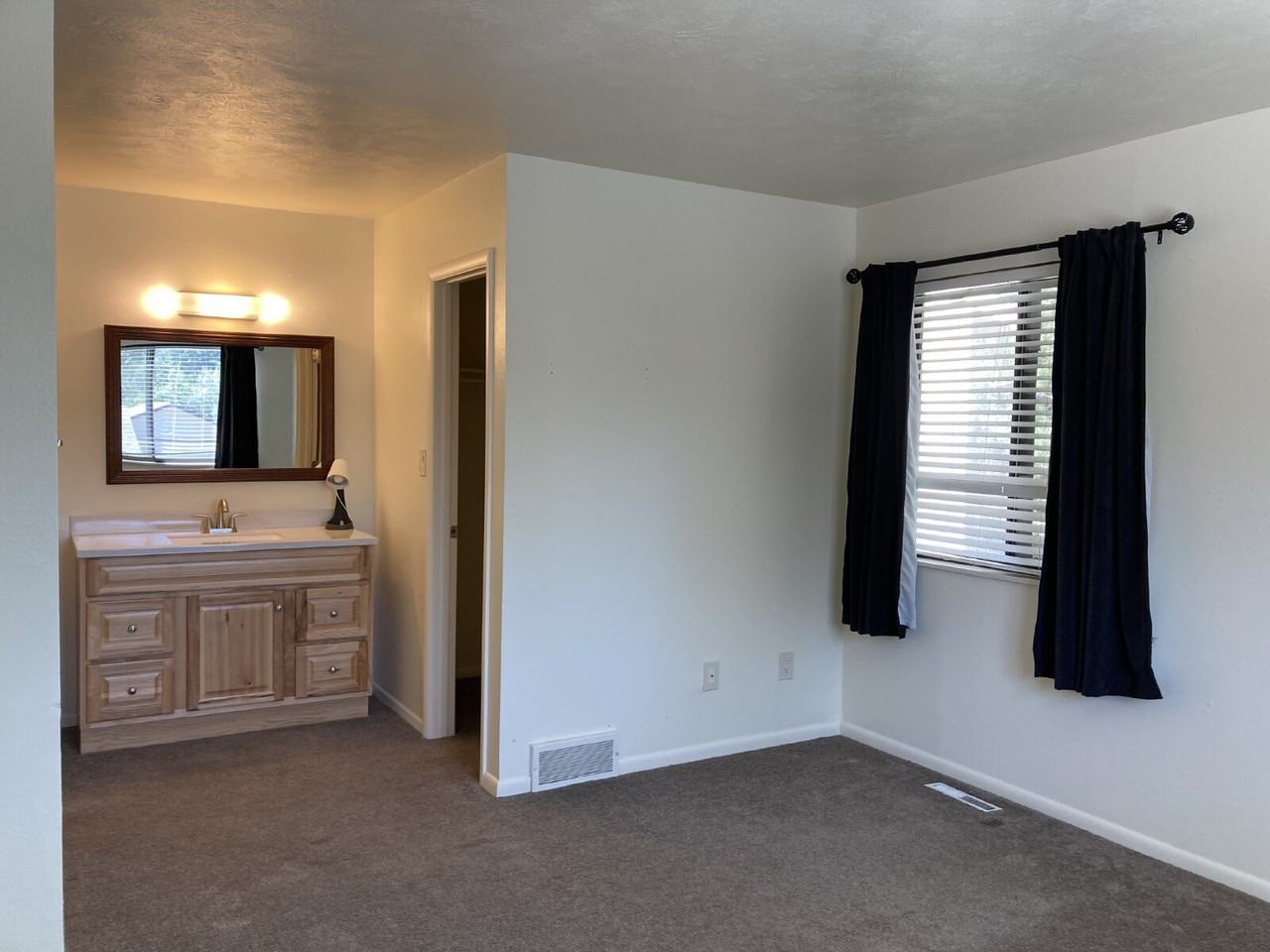 1065 Fairway Ct - Photo 4 of 8