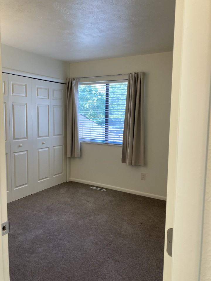 1065 Fairway Ct - Photo 5 of 8