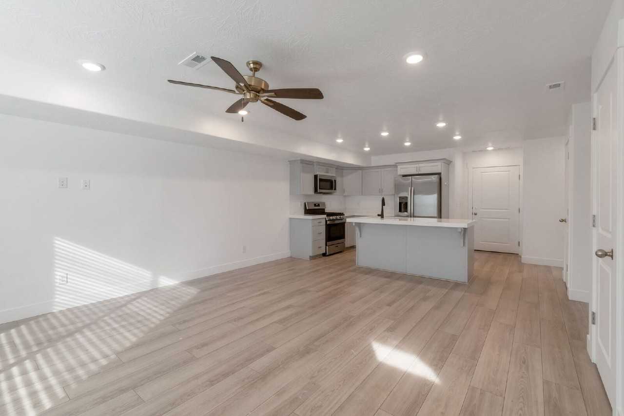 1406 N Meadow Ln - Photo 3 of 15