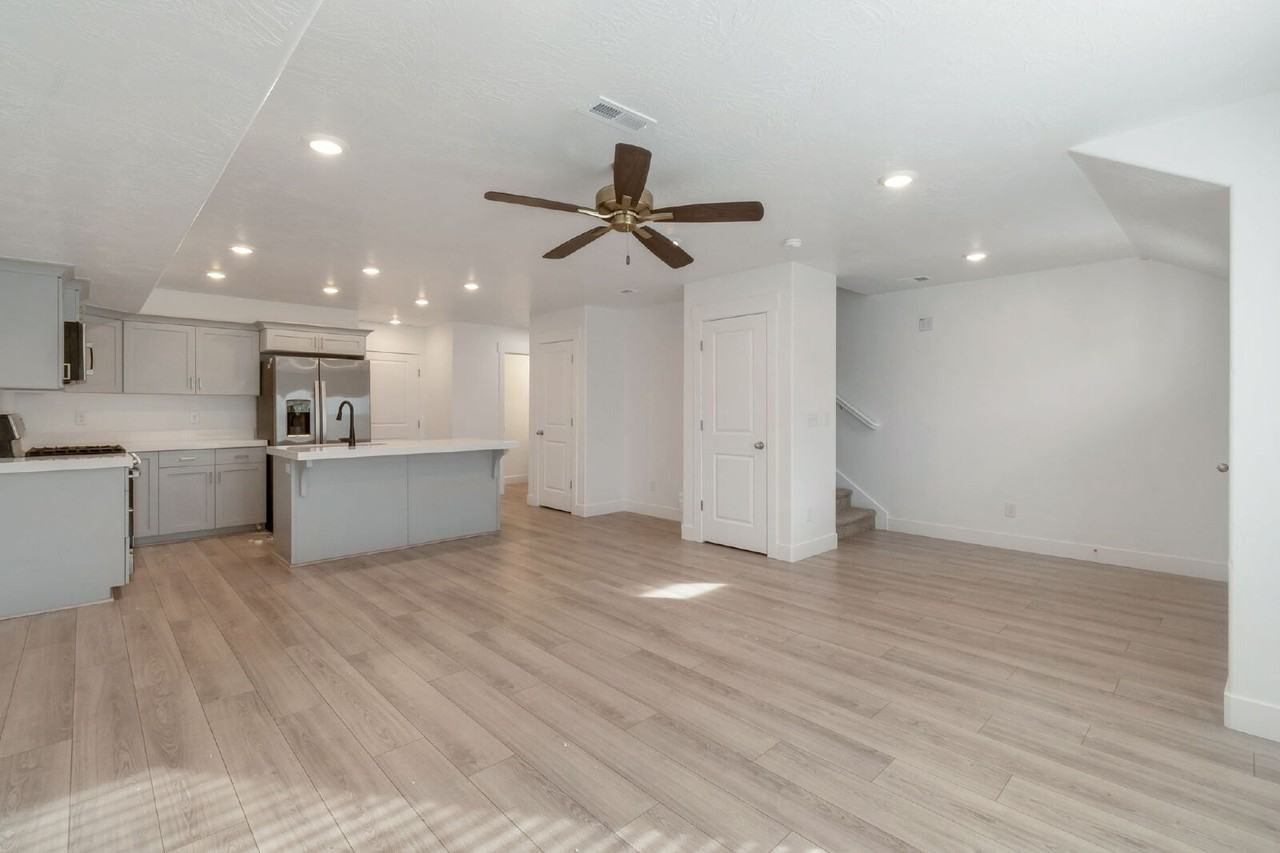 1406 N Meadow Ln - Photo 4 of 15