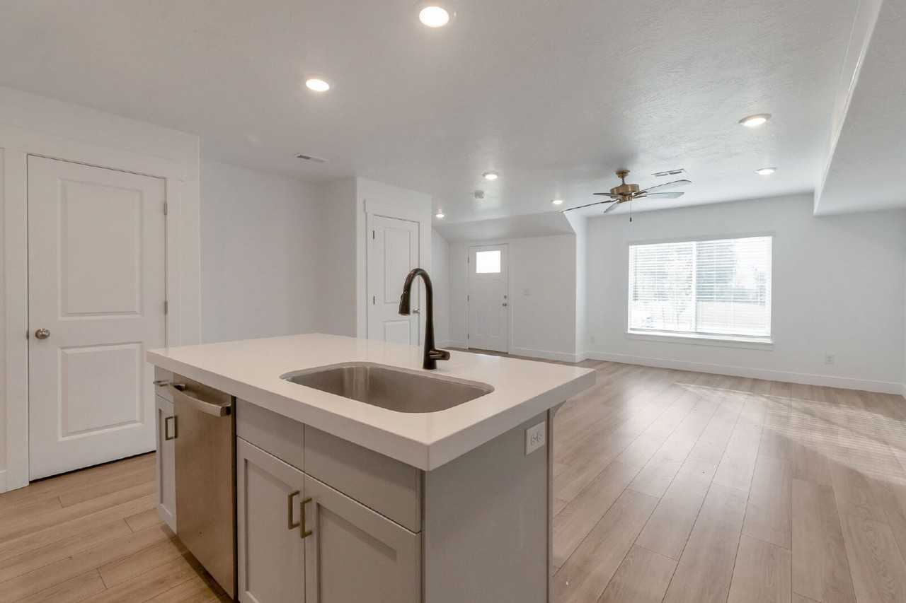 1406 N Meadow Ln - Photo 6 of 15