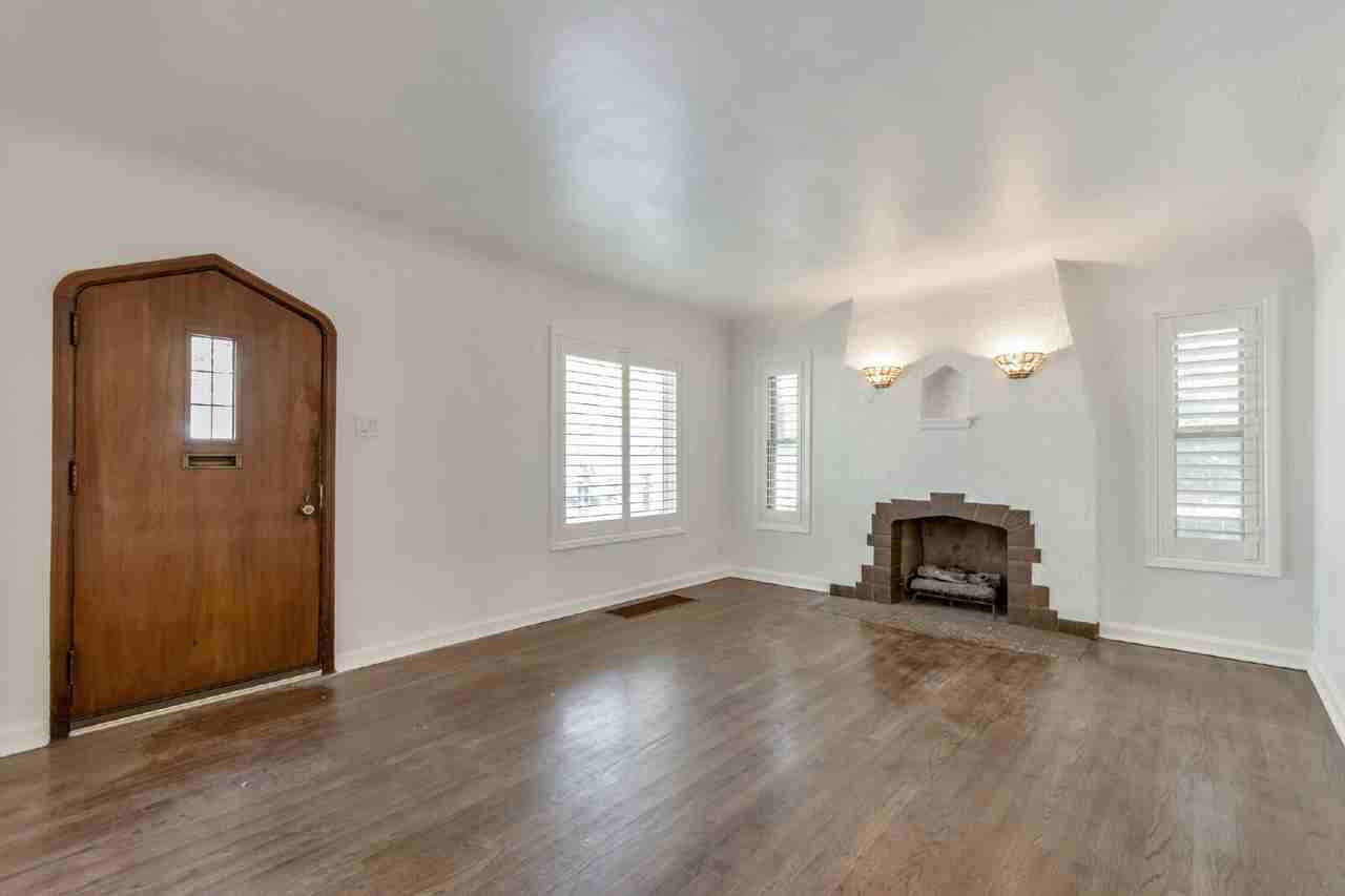 2559 S Green St - Photo 7 of 33