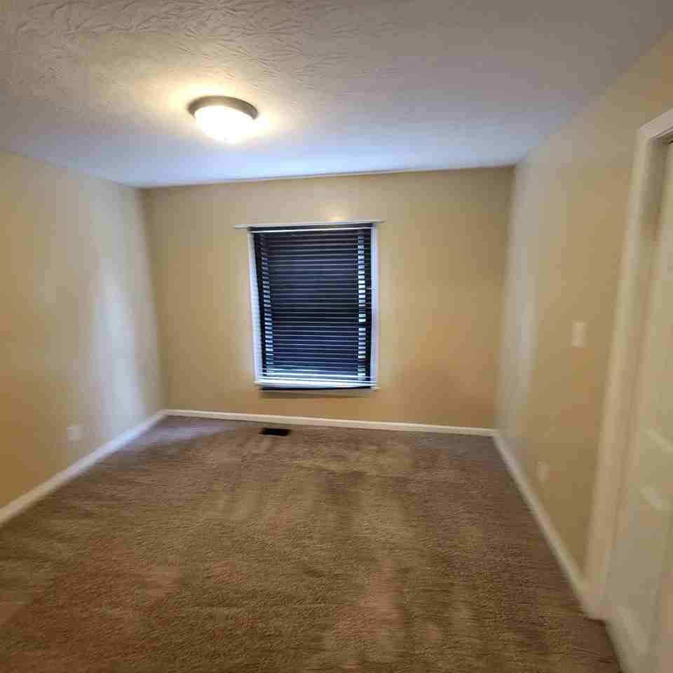 547 E 20th St - Photo 2 of 9