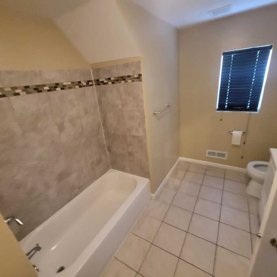 547 E 20th St - Photo 3 of 9