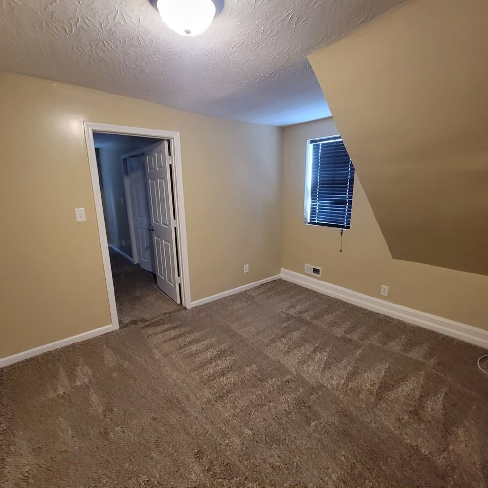 547 E 20th St - Photo 4 of 9