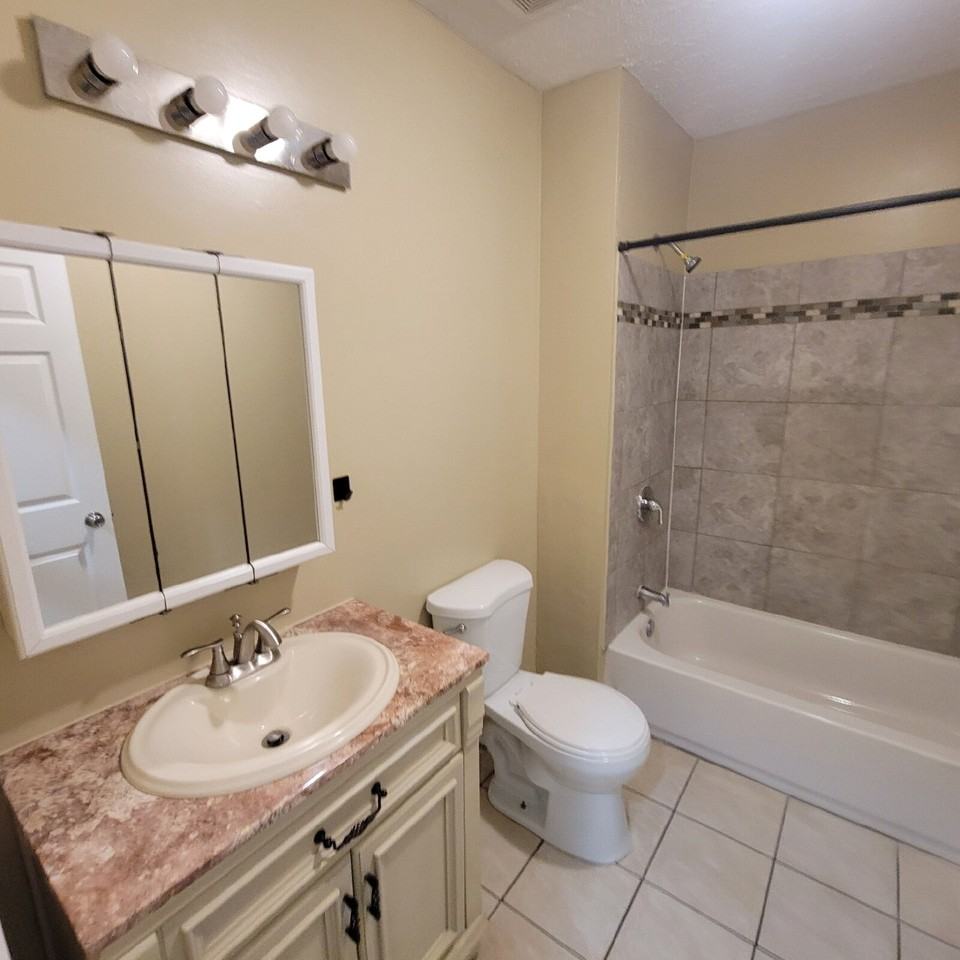 547 E 20th St - Photo 5 of 9