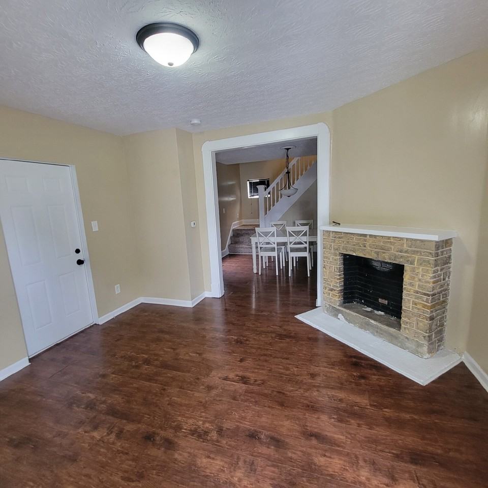 547 E 20th St - Photo 6 of 9