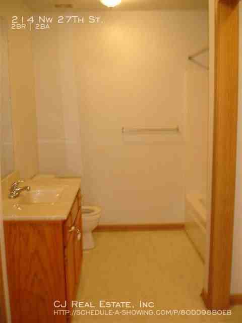 214 Nw 27th St - Photo 4 of 8