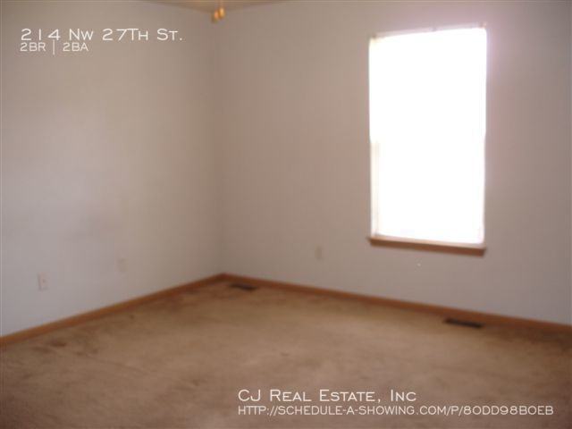 214 Nw 27th St - Photo 5 of 8