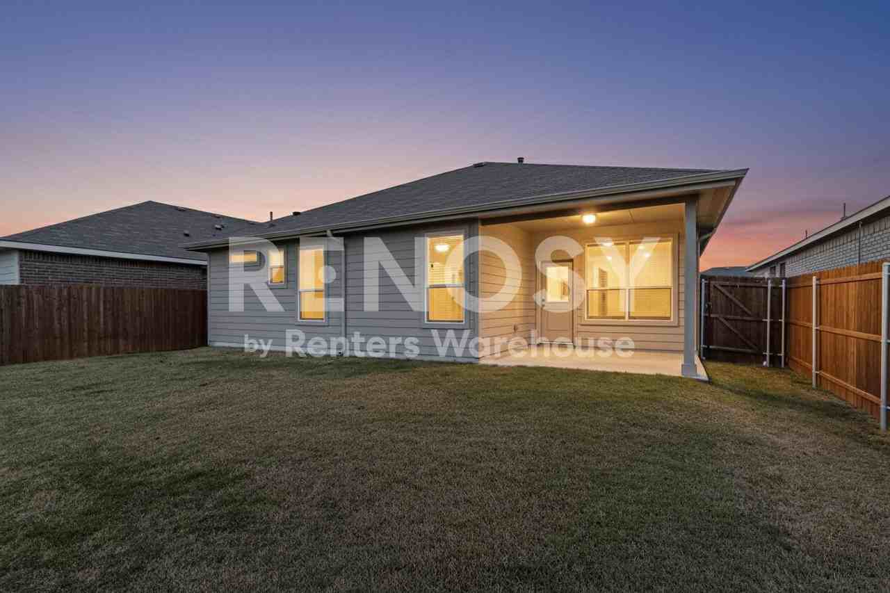 8517 Centerboard Ln - Photo 3 of 43