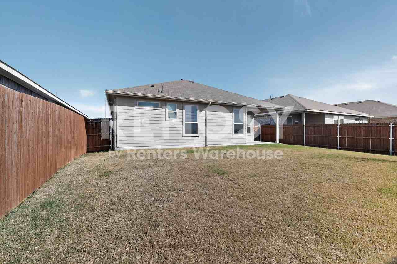 8517 Centerboard Ln - Photo 5 of 43