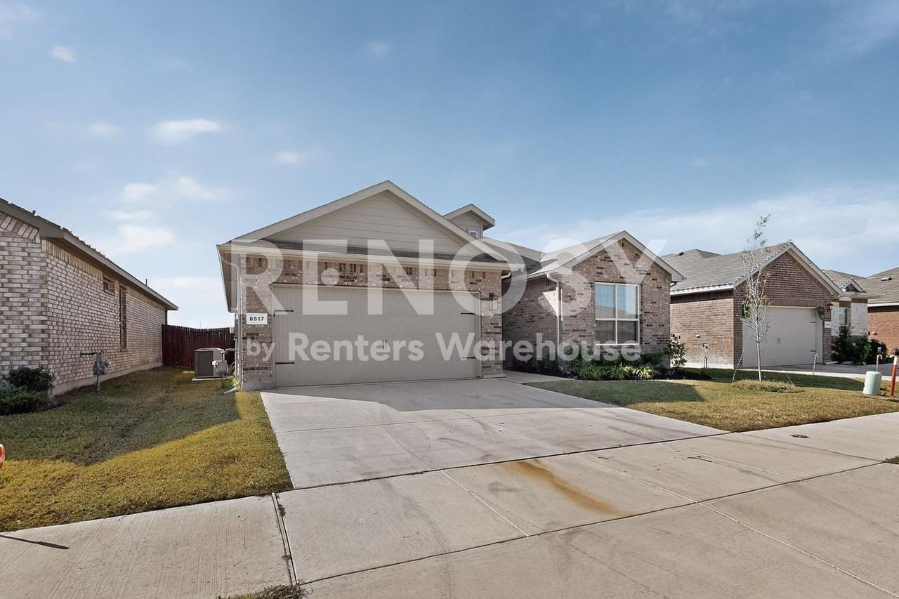 8517 Centerboard Ln - Photo 6 of 43