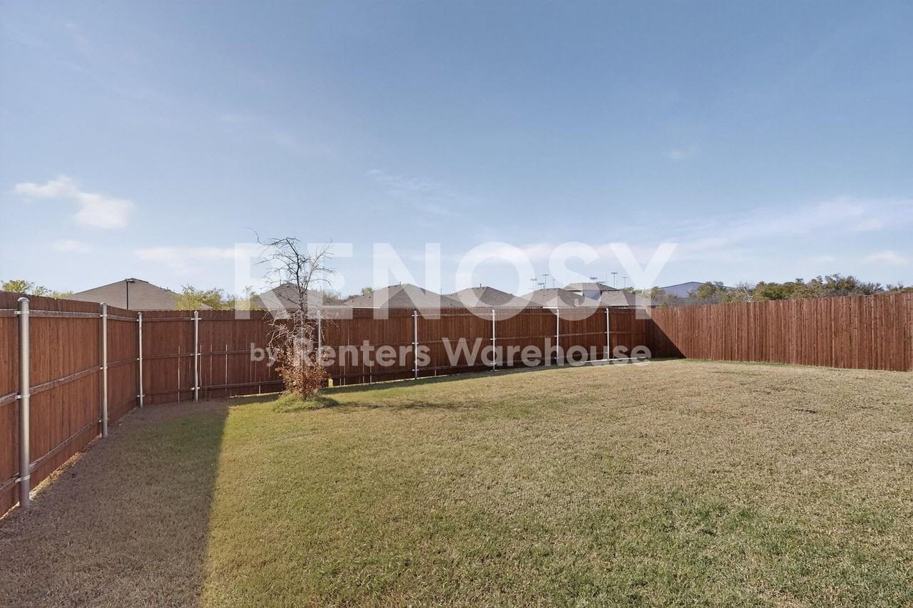 8517 Centerboard Ln - Photo 7 of 43