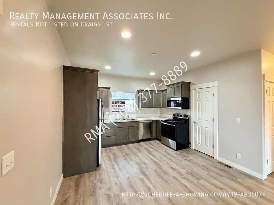 964 Pirate Cove Dr #C - Photo 4 of 12