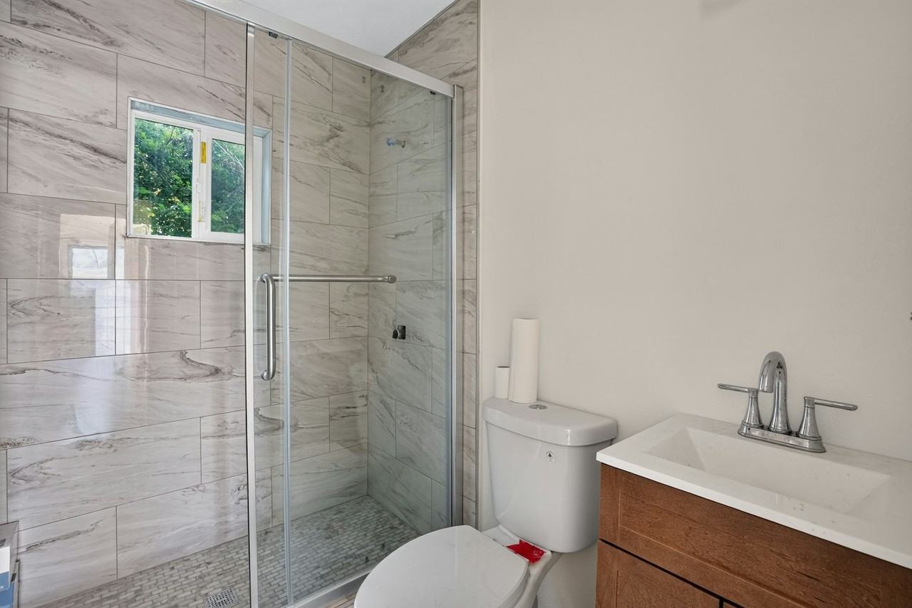 1330 Vine Ave - Photo 7 of 9