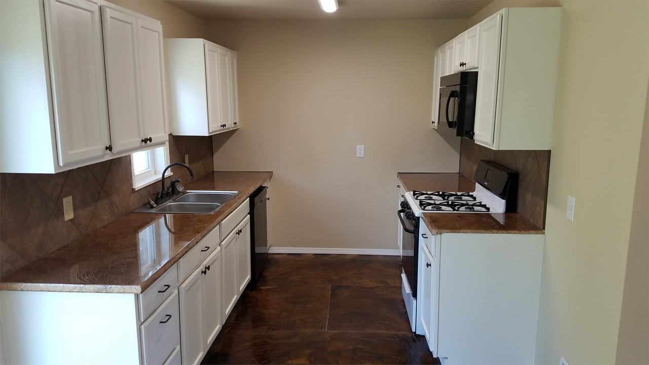 355 N Oak St #1 - Photo 4 of 15