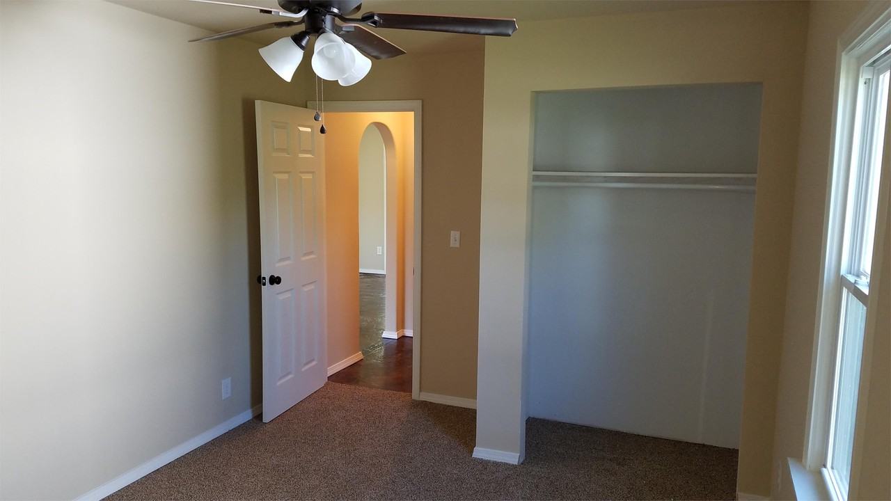 355 N Oak St #1 - Photo 6 of 15