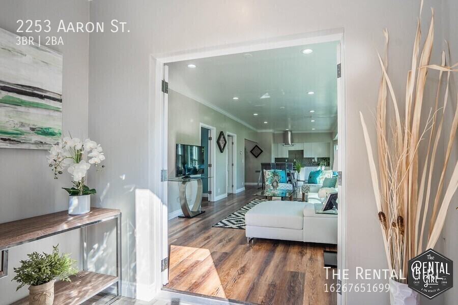 2253 Aaron St - Photo 2 of 36