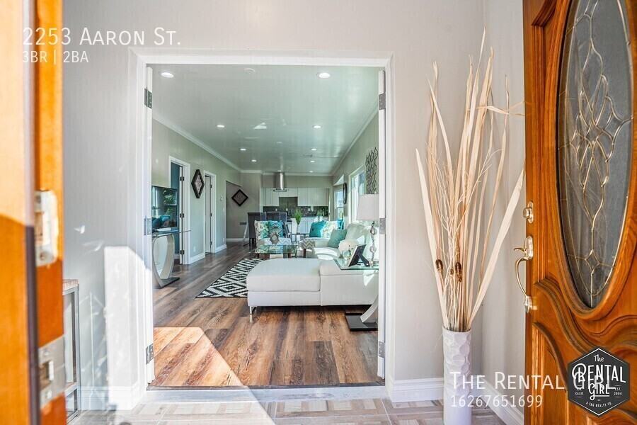 2253 Aaron St - Photo 3 of 36