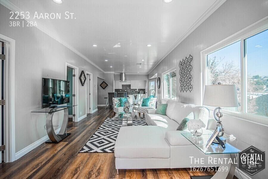 2253 Aaron St - Photo 5 of 36