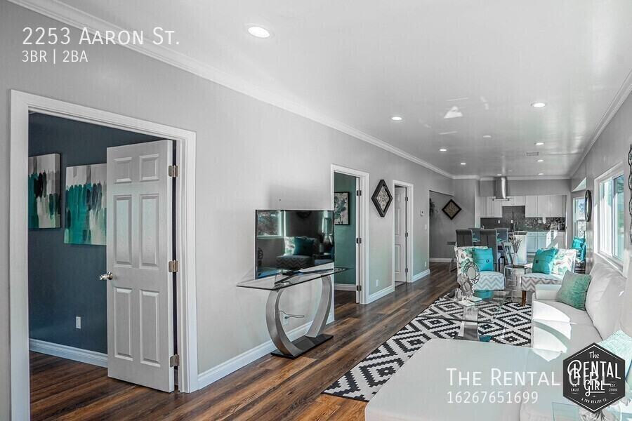 2253 Aaron St - Photo 7 of 36