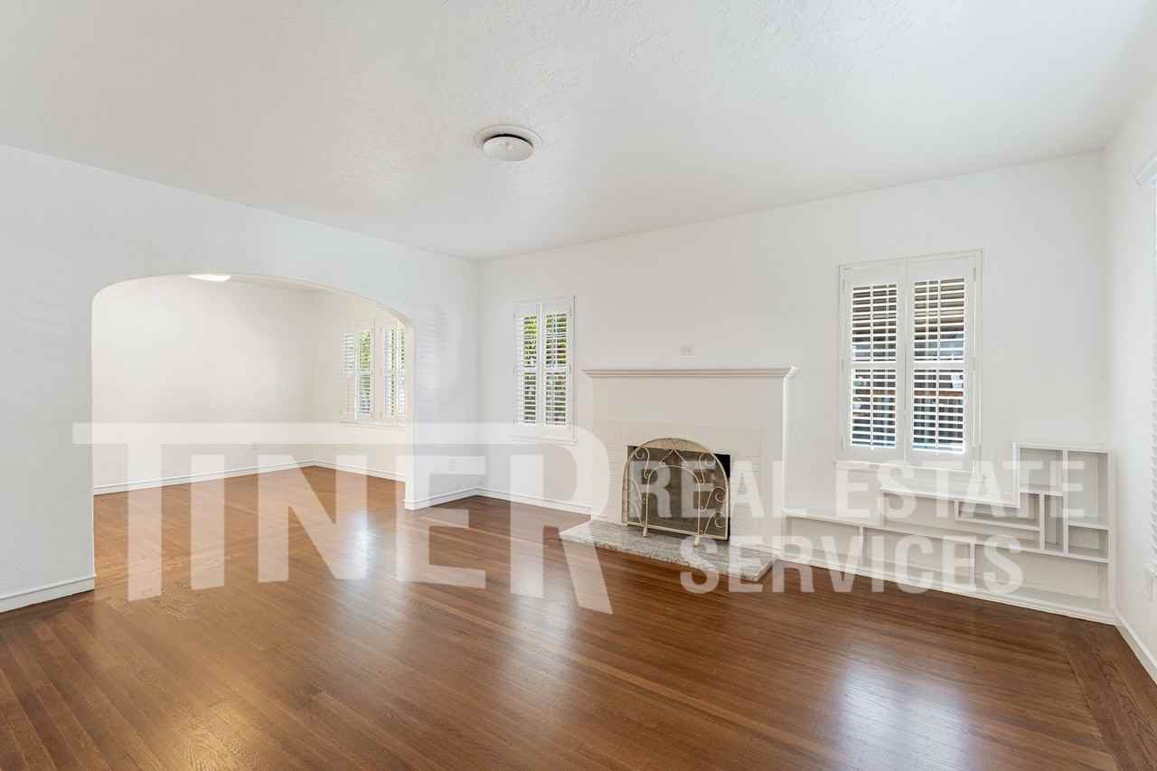 657 40th St - Photo 3 of 32